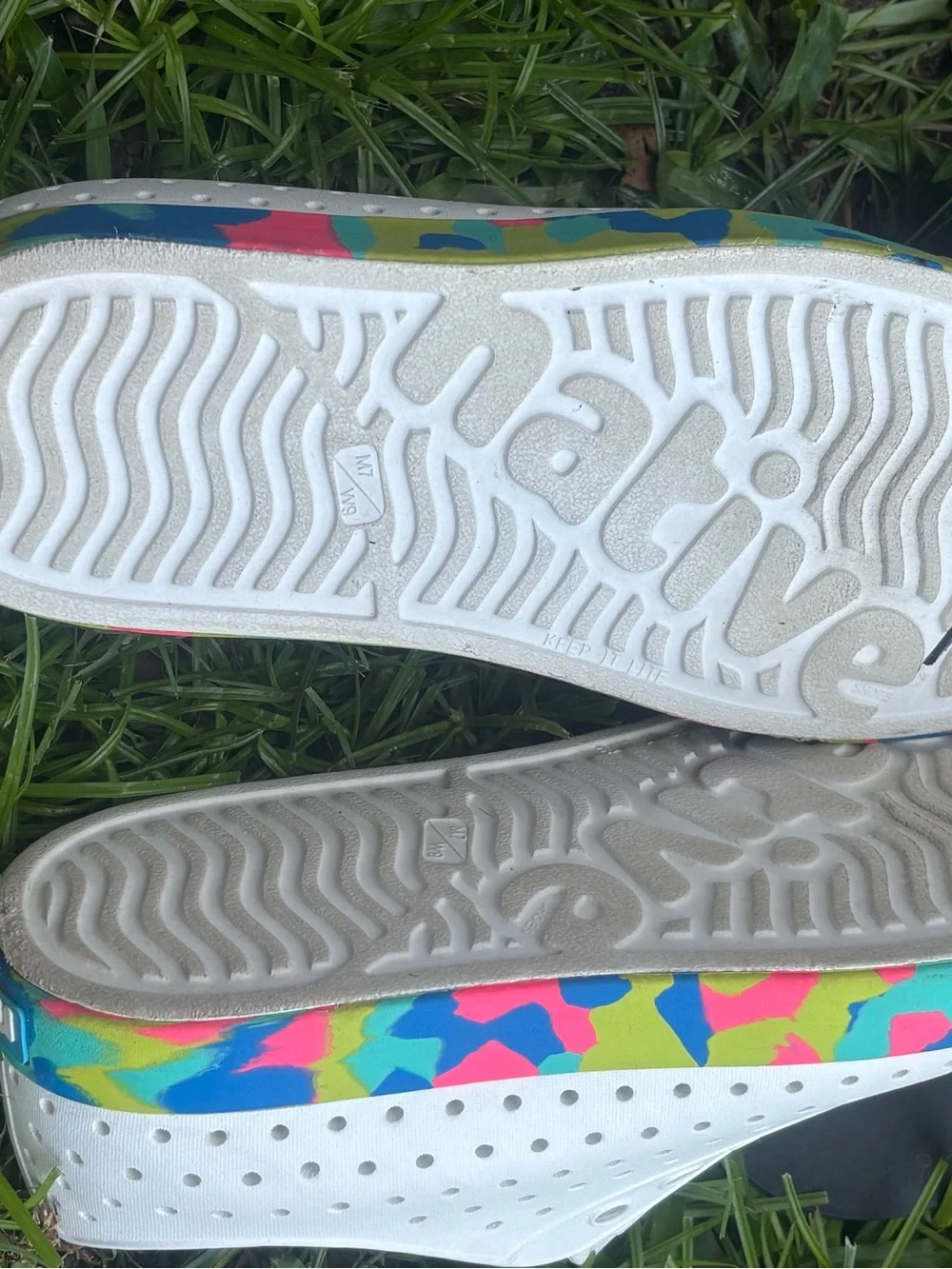 Native Kids Water Shoes in White with Neon Pink, Yellow & Blue Toe Size 9